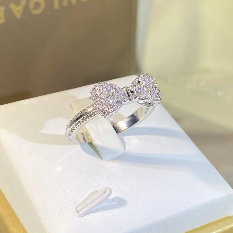 Fantazyjny pierścionek z kokar – Tie Clip Silver recenzja i cena